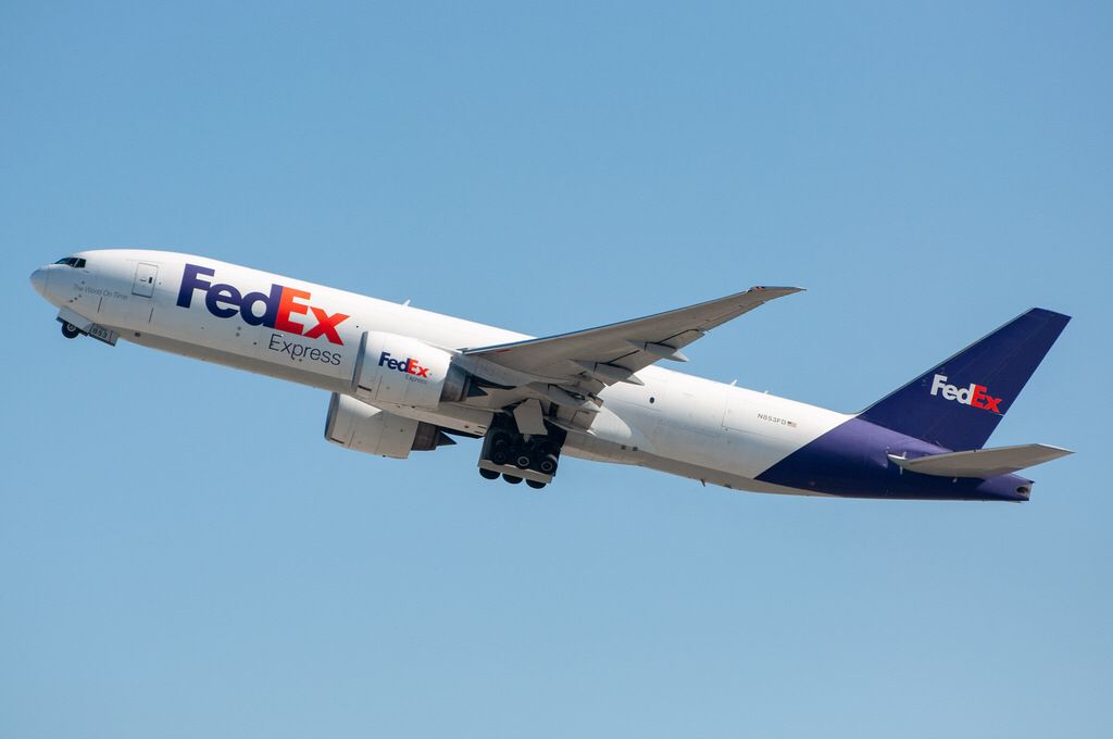 配送方法をFedExに変更いたしました